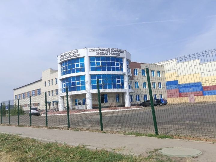 В Елабуге завершили ремонт кровли спорткомплекса "Единая Россия"
