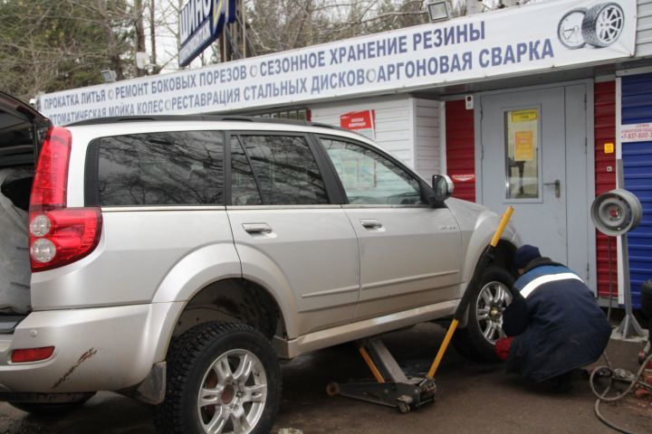 Елабужские водители меняют летнюю резину на зимнюю