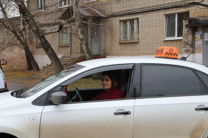 Елабужанка рассказала об особенностях своей работы за рулем такси