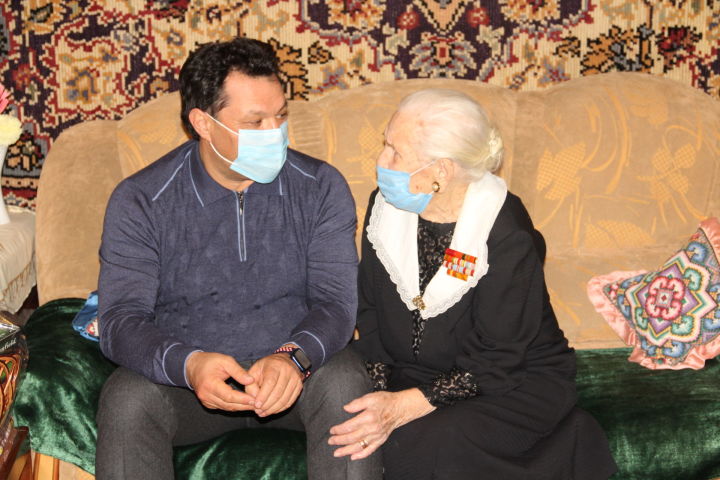 Рустем Нуриев посетил пожилых елабужанок