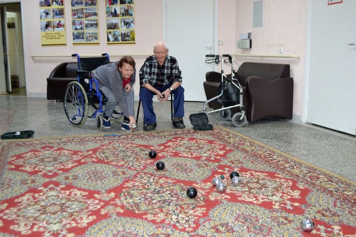 В Елабужском доме-интернате для престарелых играют в бочча