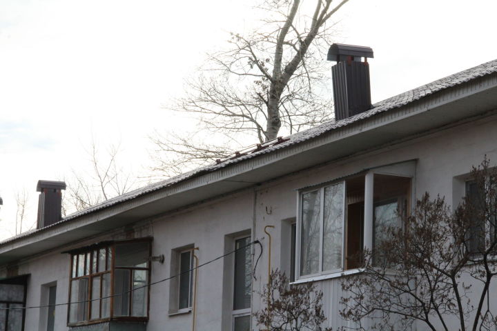 В Елабуге на крышах домов установили снегозадержатели