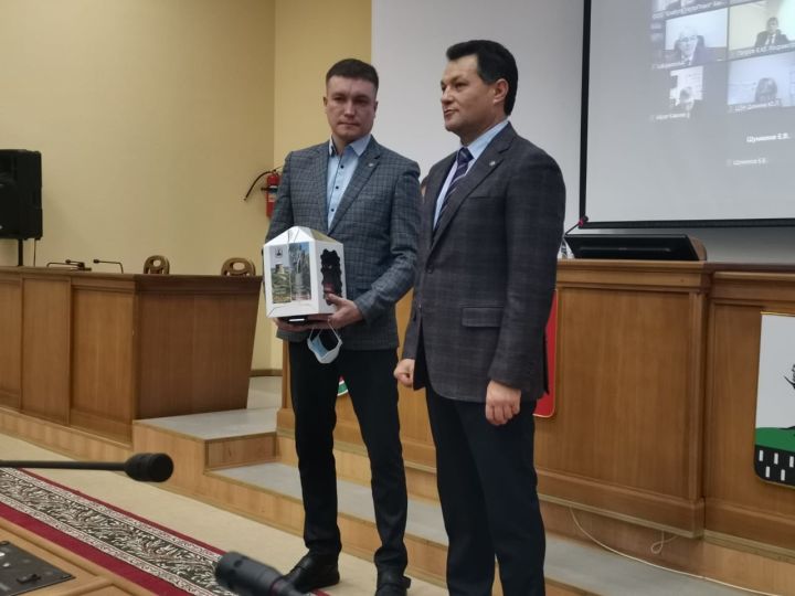 Рустем Нуриев поздравил руководителя Дирекции спортивных сооружений Елабуги