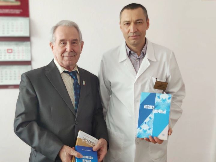 Почетный ветеран здравоохранения Татарстана подарил Елабужской ЦРБ книги