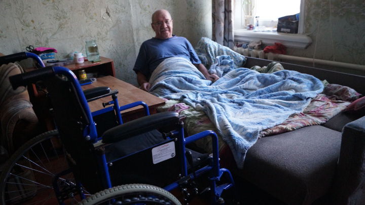 Елабужанину с ампутацией ног передали в дар инвалидную коляску