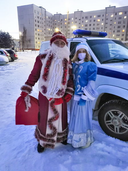 Полицейский Дед Мороз подарил подарки юным елабужанам