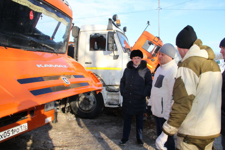 Глава Елабужского района осмотрел снегоуборочную технику города