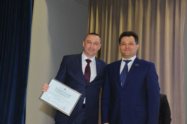 Рустем Нуриев вручил главврачу ЕЦРБ сертификат на два прибора
