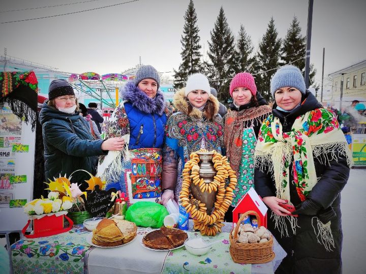 "Новая Кама" угостила елабужан блинами на Масленице