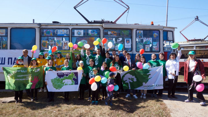 В честь 30-летия нацпарка "Нижняя Кама" проехал праздничный трамвай