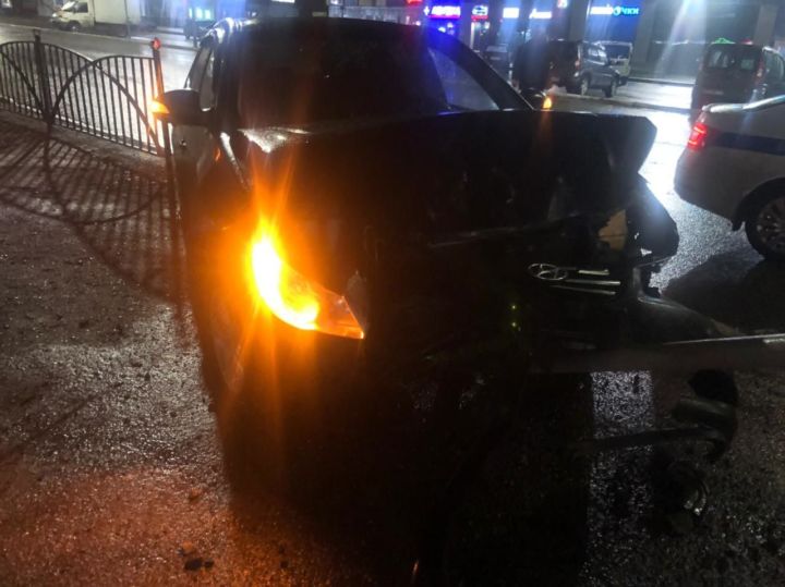В Елабуге пьяный водитель устроил ДТП и врезался в забор