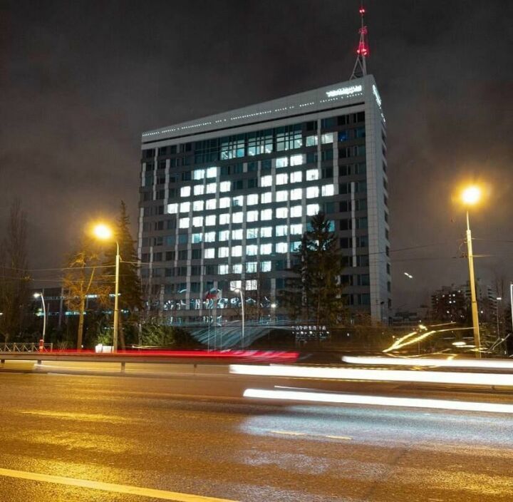 В Татарстане медиков поздравили гигантским световым сердцем на окнах