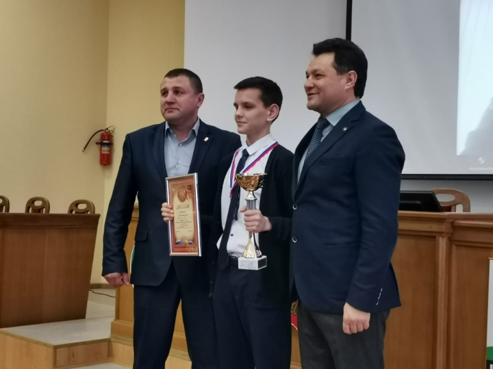 Рустем Нуриев вручил награды елабужским спортсменам