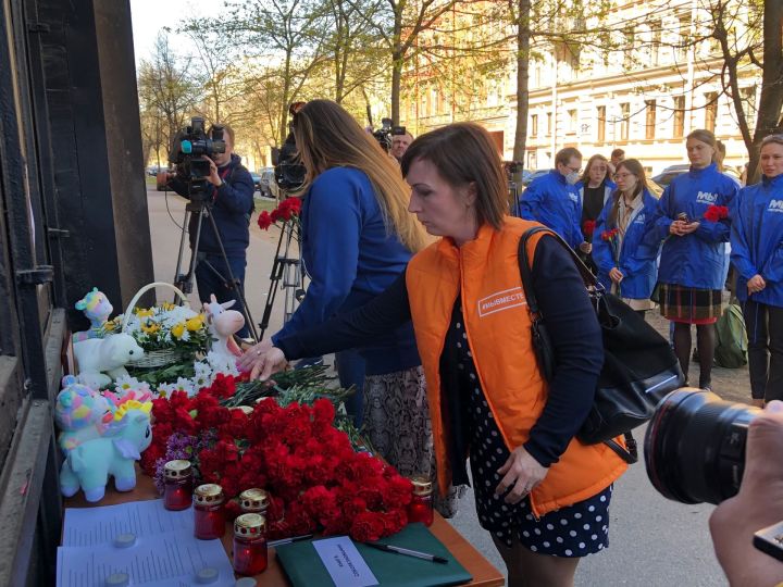 Петербуржцы начали приносить цветы и свечи к представительству Республики Татарстан