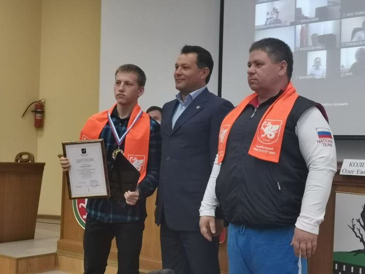 Рустем Нуриев наградил елабужских спортсменов