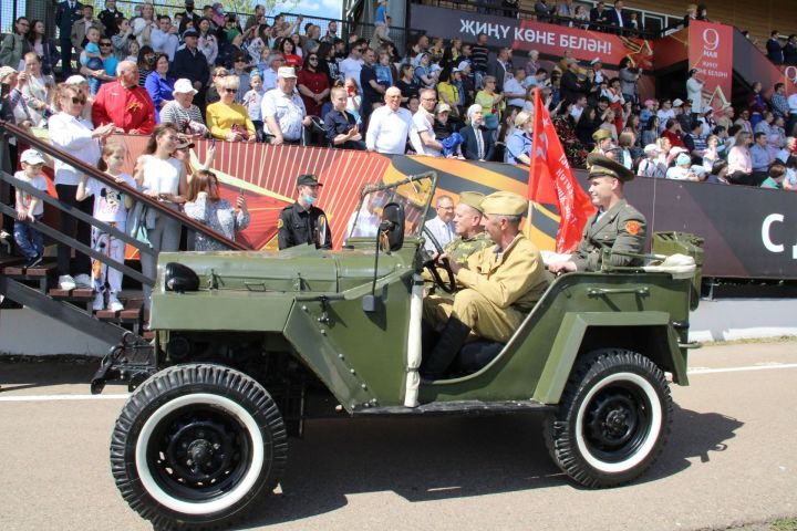 В Елабуге наградили авторов лучших военных авто, проехавших на Параде Победы