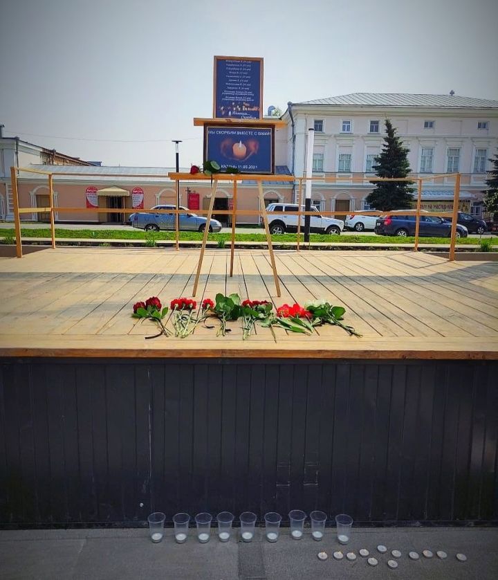 В Елабуге установили временный мемориал памяти погибшим в трагедии в школе № 175 Казани