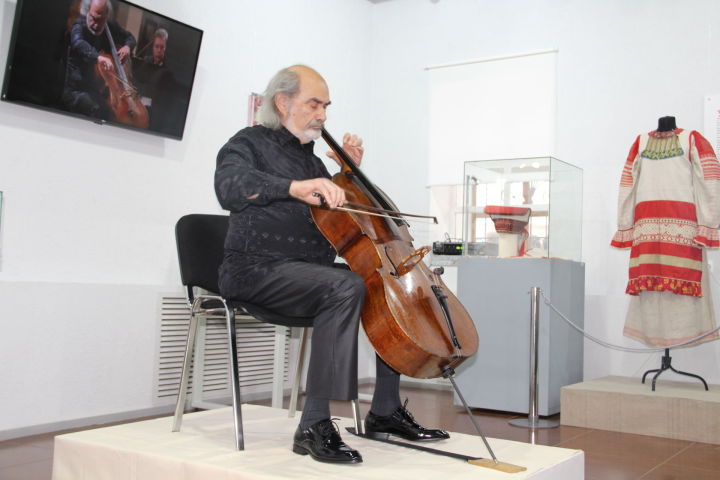 В Елабуге выступил всемирно известный виолончелист Марк Дробинский