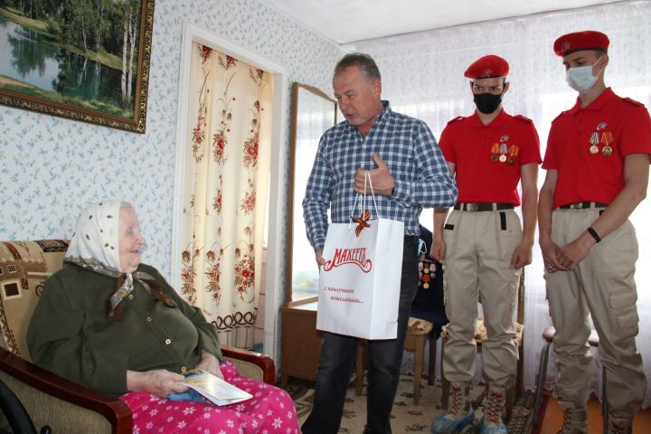 Ветераны Елабуги продолжают получать подарки в преддверии Дня Победы