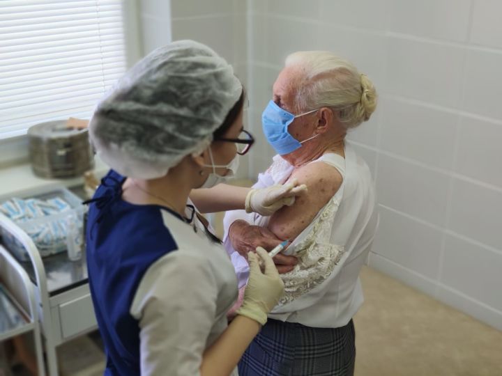 97-летняя елабужанка привилась от коронавируса