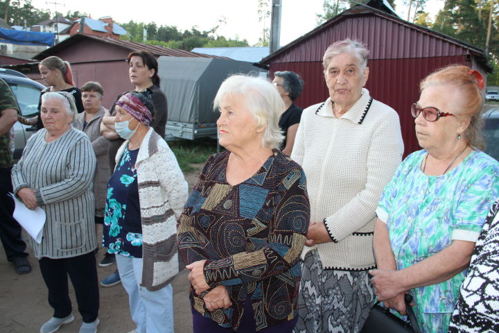 Руководители Елабужского района провели встречу с жителями Тарловки