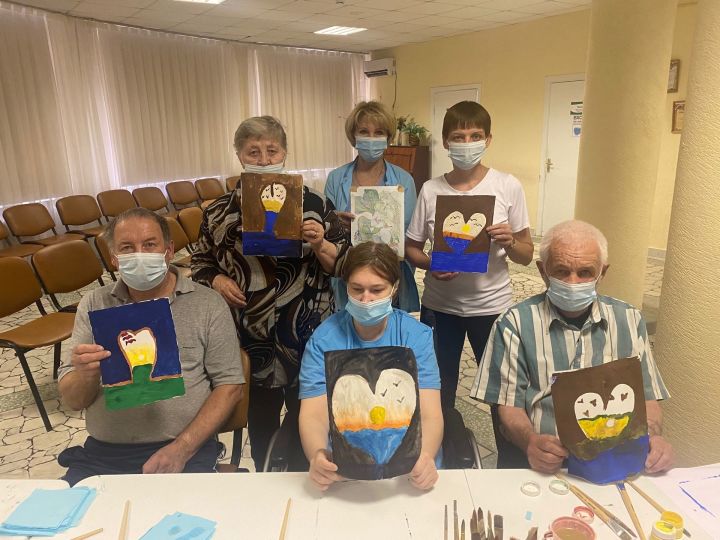 В Елабужском интернате для престарелых и инвалидов проводятся занятия по правополушарному рисованию