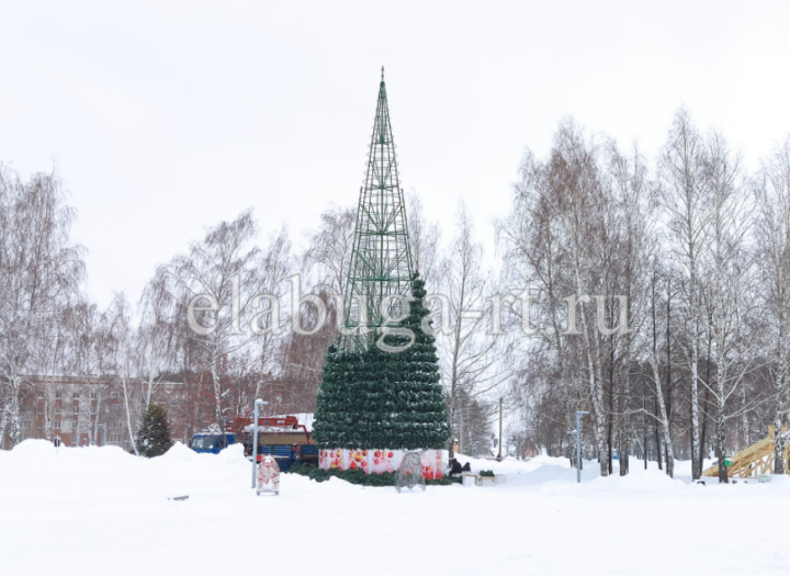 В Елабуге демонтируют главную новогоднюю елку