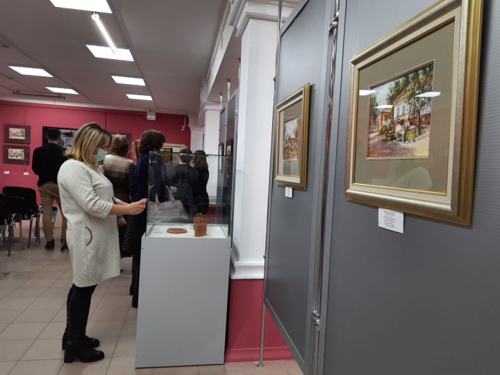 В Елабуге открылась выставка творческой семьи из Казани