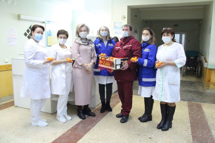 Депутат Госсовета РТ вручила елабужским медикам коробки с мандаринами