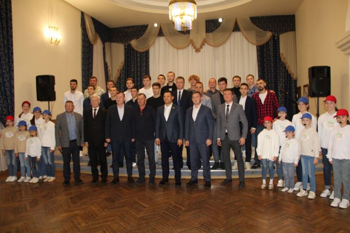 В Елабуге поздравили футболистов, победивших в Первенстве РТ по футболу