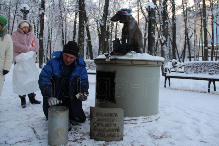 В Елабуге вскрыли памятник-копилку бездомной собаке