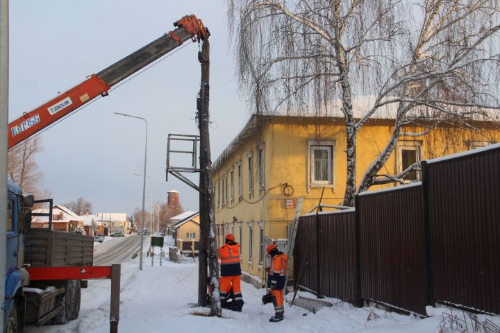 В Елабуге на улице Московская демонтировали старые опоры