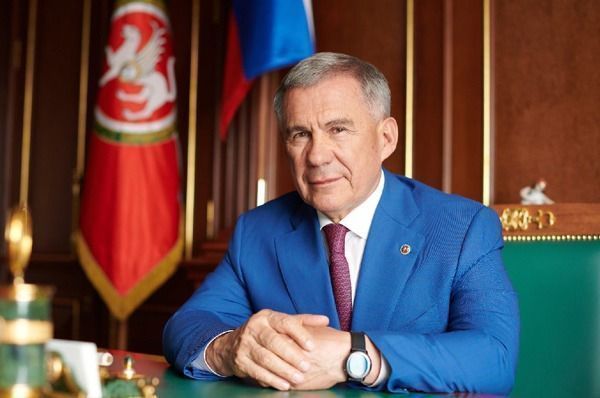 Рустам Минниханов поздравляет жителей Республики Татарстан с Новым 2023 годом