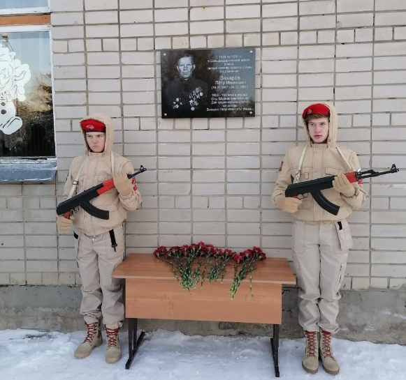 В Большешурнякской школе открыли мемориальную доску Петру Захарову