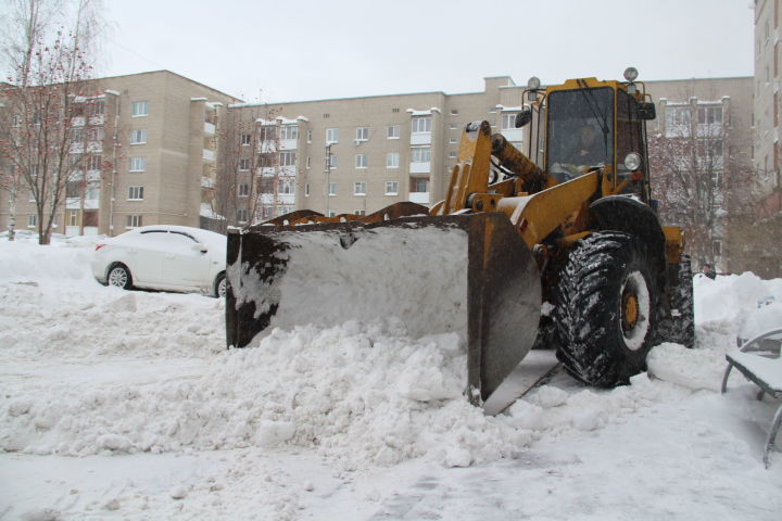 В Елабуге работники ЖКХ с раннего утра выходят на борьбу со снегом