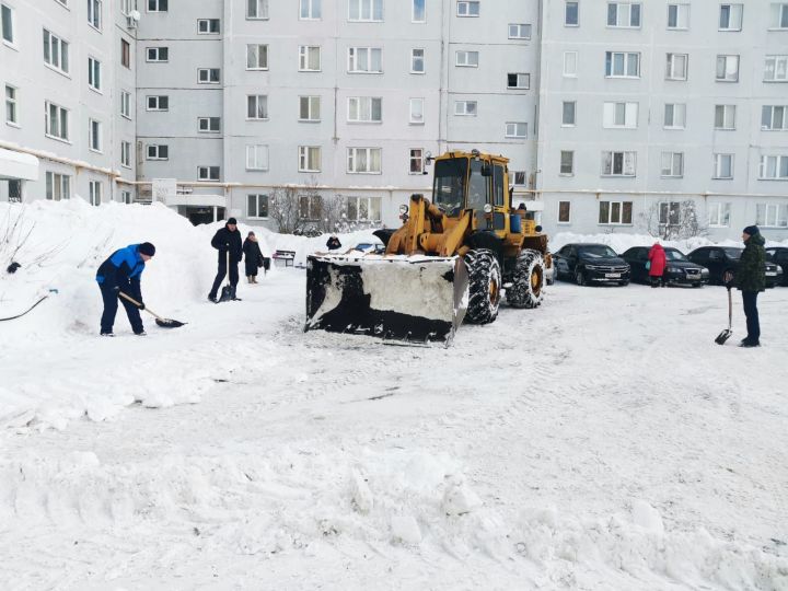Жители одного из дворов Елабуги сообща очистили свой двор от снега