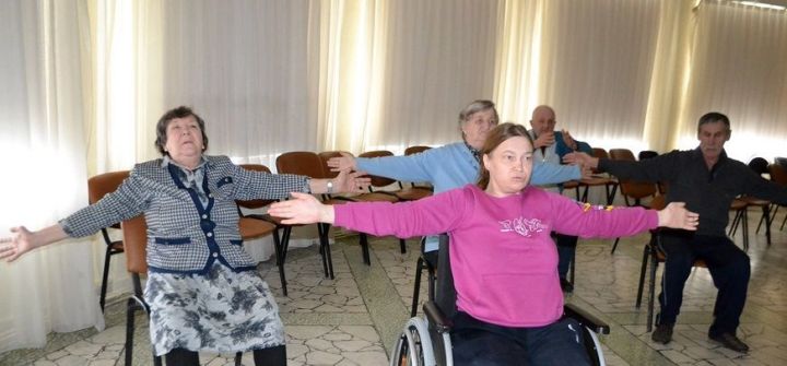 Волонтеры учат пожилых елабужан правильно дышать и двигаться
