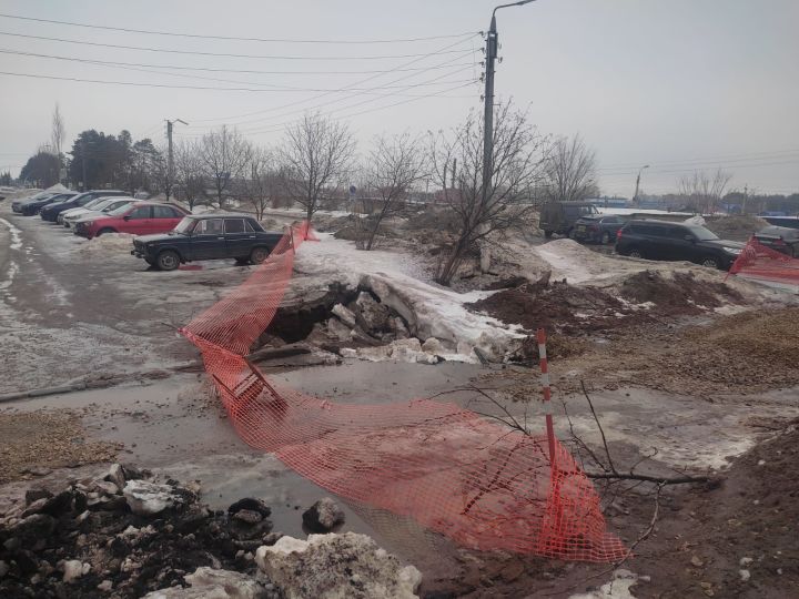 В минувшие выходные в Елабуге на улице Тази Гиззата произошел обвал грунта возле одного из торговых центров