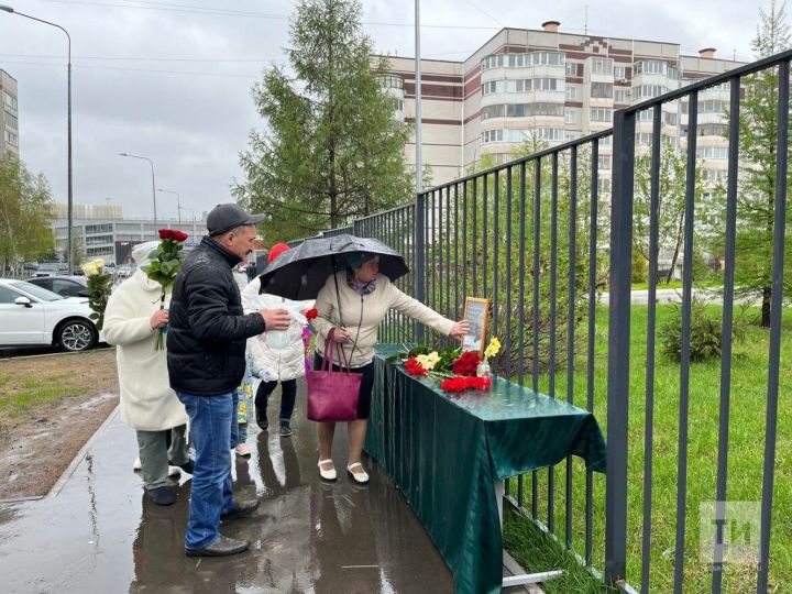 Родители погибших детей приехали в гимназию №175, чтобы возложить цветы
