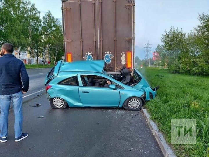 В Казани легковушка влетела в фуру, погиб водитель