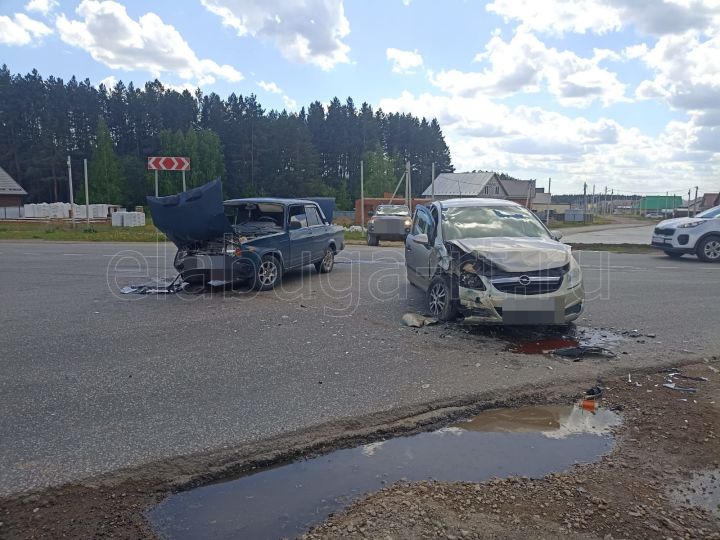 В Елабуге столкнулись два автомобиля: двое пострадали