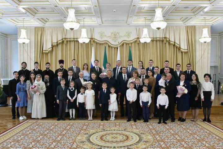 Президент Татарстана  вручил медали «Родительская доблесть»