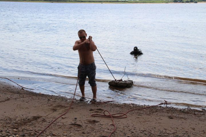 В Елабуге водолазы очистили дно реки Криуша