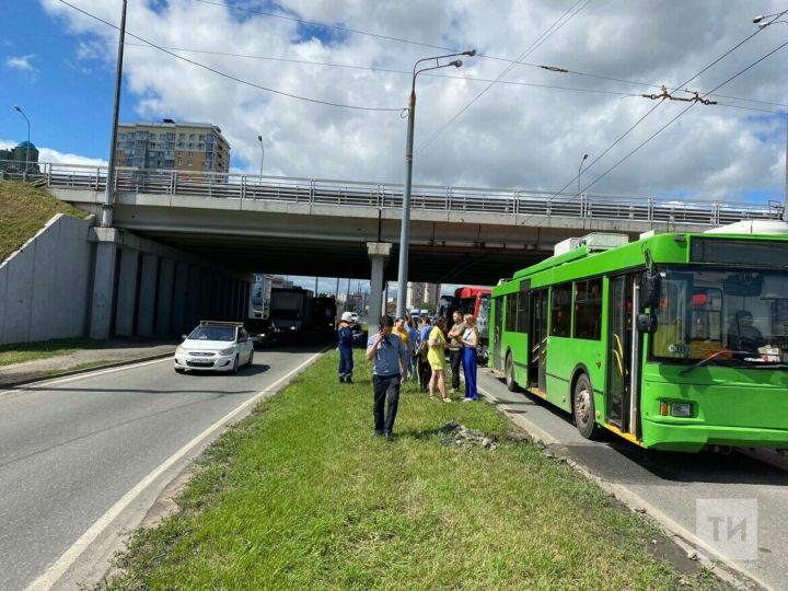 В Казани шесть человек пострадали при столкновении троллейбуса с автобусом