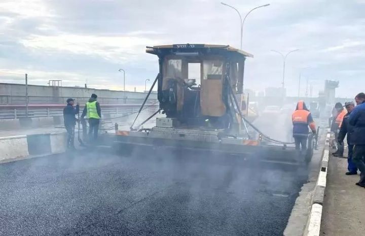 На мосту через Каму в соседнем Автограде укладывают асфальт