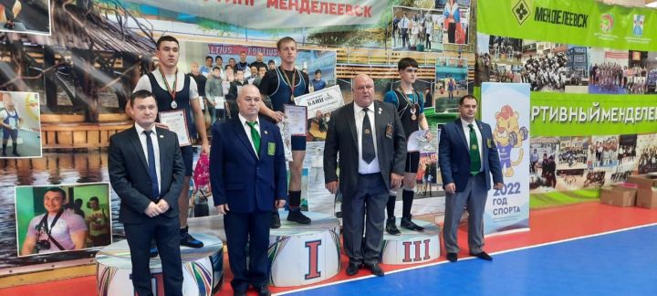 Елабужские спортсмены завоевали призовые места на Чемпионате РТ по пауэрлифтингу