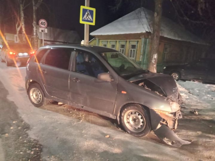 В Елабуге столкнулись два автомобиля: есть пострадавший