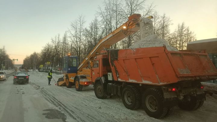 За праздничные выходные с елабужских улиц вывезли порядка 830 кубов снега