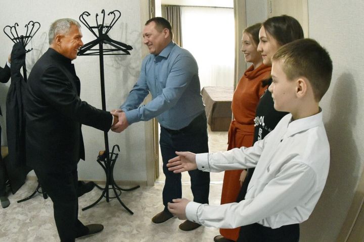 Рустам Минниханов дал старт заселению казанских медработников в новый дом по соципотеке