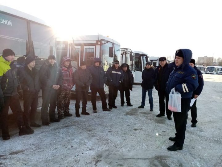 Госавтоинспекторы Елабуги провели беседы с водителями автобусов